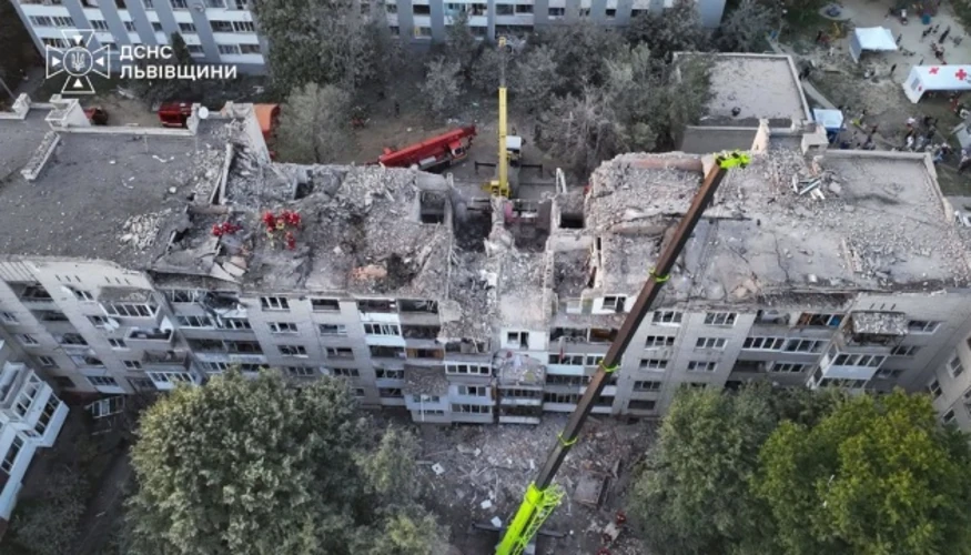 Львів 30 липня: рятувальники 15-ту годину розбирають завали на Патона й Виговського