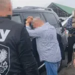 Правоохоронці під час затримання посередника Підберезняка