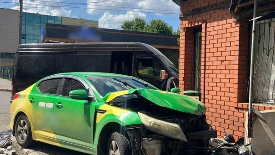 На Львівщині Skoda Octavia зіткнулася з автобусом I-VAN: 11 постраждалих