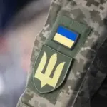 Ілюстративне фото військового на тлі карти Новокостянтинівки (Перше Травня)