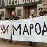 Натовп біля будівлі КМДА з плакатами «Мер чи мародер?» і «Кличка у відставку!» під час мітингу 17 жовтня